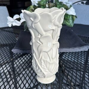 Enjoy this timeless Lenox 10” Calla Lily cream porcelain vase